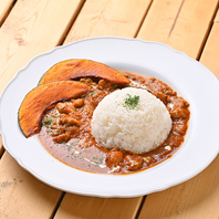 素材の旨みが溶け合う本格派チキンカレー