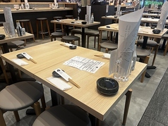 【最大8名様まで利用可能】友人やご家族との食事会に最適なテーブル席！少人数での集まりにも最適です。お酒との相性も抜群の料理を味わいながらお過ごしいただけます！