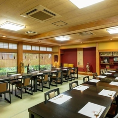 最大24名様までご利用いただける大きめの個室。接待やご親族のお集りにご利用ください。座敷・椅子席を選べます◎