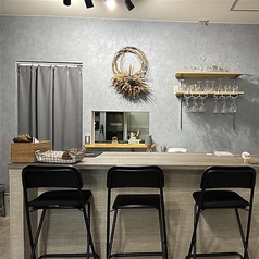 お一人様でのランチや、お仕事帰りの一杯に最適なカウンター席です♪お洒落なライトに照らされた空間で、会話を楽しんだり、静かにお酒を嗜んだりと自由な時間を過ごせます◎