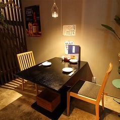 今夜はお酒をとことん飲みたい気分・・・。そんな時は1階フロアでのお食事がおすすめ。なんと！日本酒8種＆ワイン5種を含む飲み放題プランを1階限定でご用意。1階フロアには4名様までご利用いただけるこちらのテーブル席の他には半個室があるのみ。周りを気にせずお楽しみいただけます。