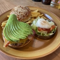 料理メニュー写真&nbsp;アボカドチーズバーガー