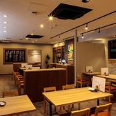 旬の食材を使った逸品料理と旨い酒をゆっくりとお楽しみいただけます。温かな印象の照明があり、宴会や合コン、デート等にも最適なゆったりおくつろぎいただける店内です。しっぽりとゆっくり語らいながら過ごすのも◎