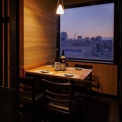 間接照明と和の装飾の数々が洗練された大人な空間を演出しております！扉付き個室となっておりますので周りを気にせずお楽しみいただけますよ！当店でゆっくりと羽を伸ばしてご寛ぎくださいませ♪(おでん/居酒屋/有楽町駅/飲み放題/個室/海鮮/炉端焼き/焼き鳥)