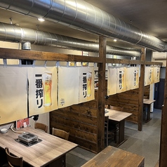 【半個室テーブル席】親しい仲間と心ゆくまで語り合える半個室テーブル席。4名様からご利用可能で、仕切りを調整すれば最大人数での宴会にも対応できます。適度なプライベート空間で、周りを気にせず極上焼肉をご堪能ください。