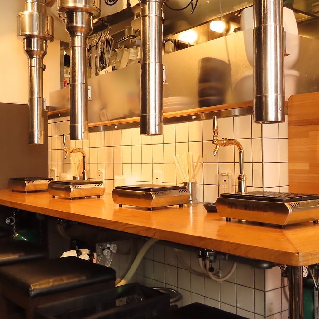 カジュアルな雰囲気の店内には、お一人様でも気軽にご利用いただけるカウンター席もご用意◎