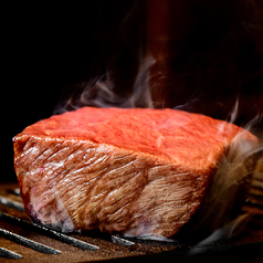 当店人気の希少部位ばかりを集めた「あかみうし三種盛」などが入ったお得コースの写真