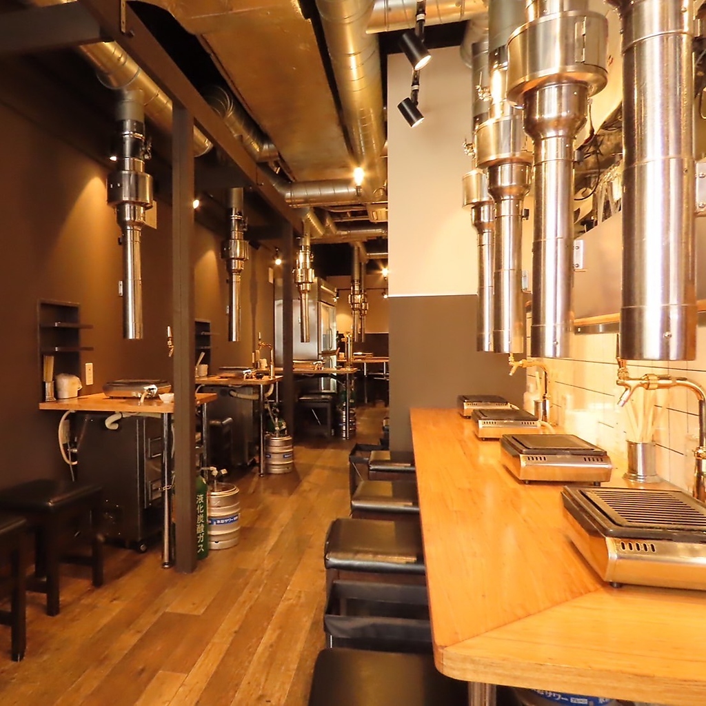 木目のテーブルにシンプルで気取らずかつ清潔感を感じる店内は、広々とした寛げる空間。