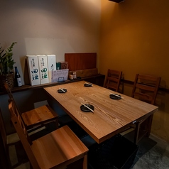 温かみのある照明が包み込む落ち着いた店内は、大切な方とゆっくり語らう大人の隠れ家に最適です。木の温もりが心地よいテーブル席の傍らには、店主が厳選した「田酒」などの希少な銘酒が並び、上質な時間を演出します。こだわりの地酒と旬の逸品を心ゆくまで愉しむ、日常を忘れる贅沢なひとときをお過ごしください。