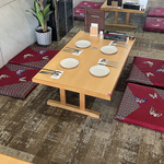 テーブル席と座敷を完備。モニターもあり、貸切等でご利用の際にはお申し付けください。