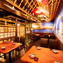 富士山も眺めることができる隠れた人気があるテーブル席です。京庭園を再現した雰囲気抜群のお席でくつろぎながらお食事をお楽しみください。【せいろ蒸しと創作和牛 個室 隠居亭 新宿西口本店】