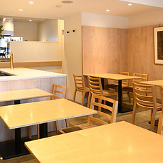 全席テーブルとなっております。白木調の落ち着いたテーブルと白い壁に癒されながら自然あふれるお料理をご堪能できます。友人とのおしゃべりや、静かなひとときを楽しむのにぴったりなスペースです。日常から少し離れたリラックスした時間をお過ごしください。