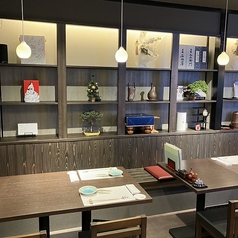 少人数のお集まりに便利なお席。仕入れにこだわった海鮮料理や肉料理を囲み、ゆっくりお話しいただけます。