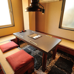 靴を脱がずに気軽に楽しめるテーブルのお席もございます。ご家族とのお食事やお子様のお祝い、気の合うお仲間とのカジュアルな宴会・飲み会におすすめです。居心地の良い雰囲気の中で、大いに盛り上がってください♪