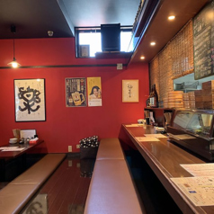 木製のぬくもりのあるテーブル席をご用意♪座敷タイプは、ゆったりとおつくろぎいただけます☆お仕事帰りの飲み会や、ご友人同士のお食事など宴会にピッタリ◎特別な日やお祝い事など様々なシーンでご活用ください。