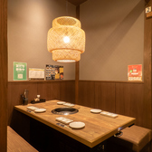 暖色系の明かりが灯る半個室空間はプライベートシーンにピッタリ！