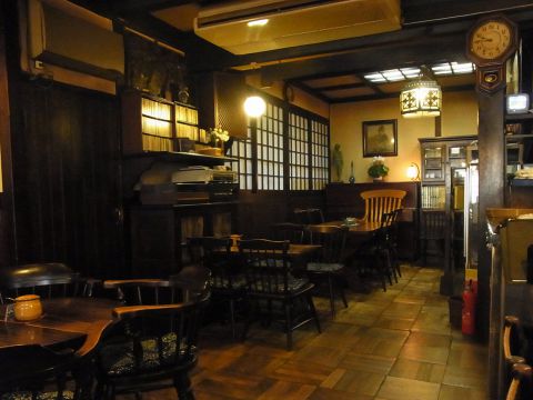 創業100年以上。店内は全て松本民芸家具で統一され、落ち着いた店内は雰囲気満点！！