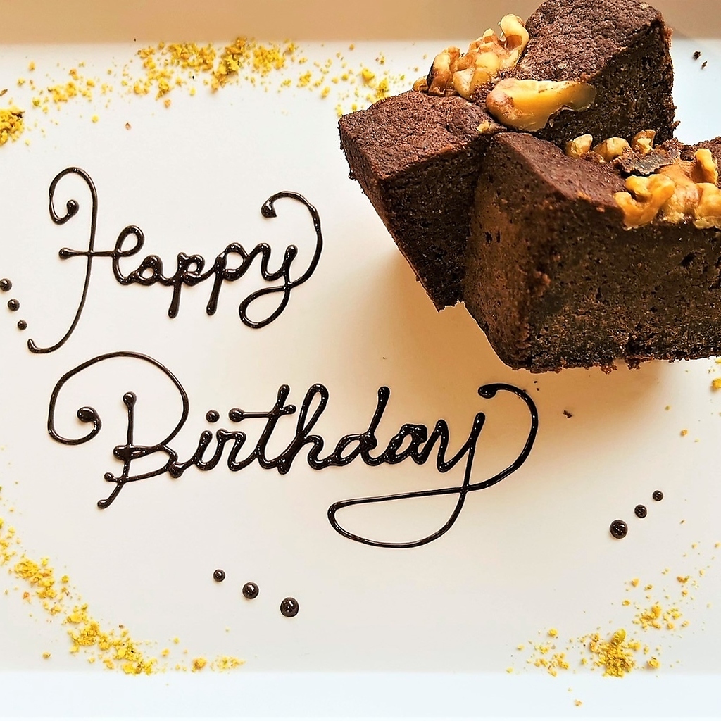 大切な方へのお祝いには手作りのメッセージプレートをご用意致します。記念写真をどうぞ♪