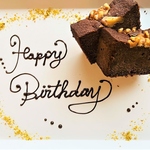 大切な方へのお祝いには手作りのメッセージプレートをご用意致します。記念写真をどうぞ♪