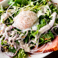 料理メニュー写真&nbsp;生ハムの温玉シーザーサラダ