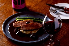 自慢の肉料理には赤ワインを合わせ楽しめます。