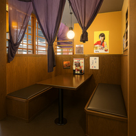 ゆったり過ごせる二人向け半個室席◎