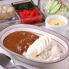 カレーはランチタイムはスープ、サラダがサービス♪