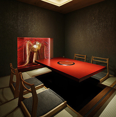 【掘りごたつと座敷の完全個室】2階には、掘りごたつ席と座敷席の完全個室をご用意しています。足を伸ばしてリラックスできるので、お子様連れのご家族も安心です。広々とした空間は、ママ友会や親しい友人との食事にもぴったりで大人気です。