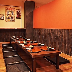 接待や会食などのビジネスシーンにも相応しい、最大12名様までご利用可能な座敷席です。靴を脱いでゆったりとお寛ぎいただけるため、大切なお客様を招いてのおもてなしにも最適です。落ち着いた和の空間で、職人こだわりのお料理を味わいながら親睦を深められます。歓送迎会などの各種集まりにもぜひご利用ください。