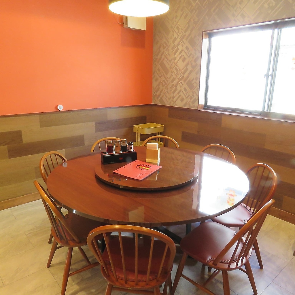 最大10名様までご利用いただける円卓個室。接待・記念日・お祝いなど、特別な日の集まりに最適です。