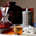 中国の銘酒「紹興酒」をはじめ、ビールやウイスキーも飲み放題。飲み比べできるセットもございます。