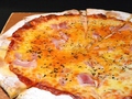 料理メニュー写真 明太マヨベーコンもちピザ