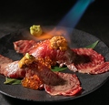 料理メニュー写真 雲丹イクラ&とろけるサーロインの炙り肉寿司2貫