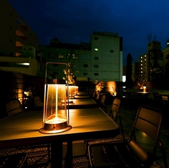 屋上は雰囲気抜群お洒落なテラス席になっております。お電話予約からご予約可能です。