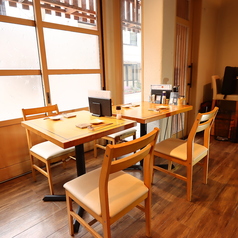 4名様用のテーブル席もご用意しております!2名様用で分けてご利用も可能です。ふらっとお気軽にご利用いただける雰囲気◎肩肘張らずにお楽しみいただけます♪