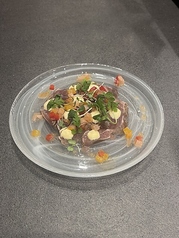 熟成マグロの藁焼きカルパッチョ アイオリソース