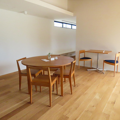 木の温もりに包まれた、心地よい4人掛けの丸テーブル席です。顔を見合わせやすく会話も弾む円形デザインは、ご家族やご友人との特別なひとときに最適。自然光がやわらかく差し込む空間で、ゆったりとした食事をお楽しみください。