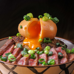 頂点丼 (半熟玉子・味噌汁付) ～日本の頂点に立つ、鹿児島黒牛と黒豚を使用した逸品～