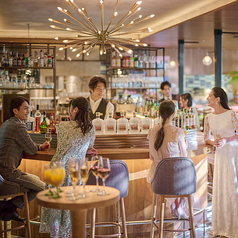 スタイリッシュな披露宴会場を貸切りにし、結婚式後の二次会をお楽しみいただけます。人数・ご予算に沿ってご提案いたします。特別なひとときを、心地良い空間でお過ごしください。