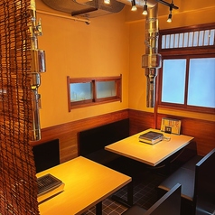 入口側4名席隣の2名席と連結で10名着席可