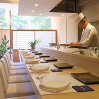 約千年檜のカウンターが彩る、温かなおもてなしの空間