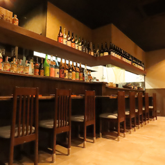 カウンター席は全8席ご用意しております！目の前には日本酒などのボトルがずらりと並ぶ、お酒好きにはたまらない空間です◎和の雰囲気が漂う落ち着いた店内で、厳選された日本酒と絶品の九州地鶏料理を存分に堪能していただけます♪お一人様で気軽にお食事を楽しむのにもぴったりな居心地の良いお席です！
