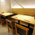 【2～4名のテーブル席】お気軽にご来店したい時にも最適です。片面はソファーのお席になっております。浅草観光で寿司なら寿司酒場えどまる！