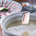 鯛の頭と昆布で取ったダシに新鮮な鯛の身をくぐらせる、贅沢なお鍋。ポン酢でお召し上がりください。