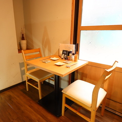 デートでのご来店にもオススメなテーブル席♪美味しいお料理とお酒を楽しめる当店で、ゆったりとおくつろぎください!