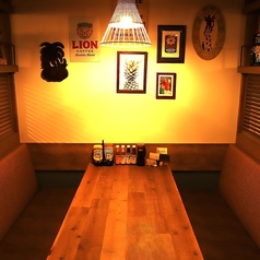 BOXタイプのソファー席。ランチタイムはもちろん、ディナータイムも、周りを気にせずワイワイ楽しい時間をお過ごしいただけます。まるでヴィラで過ごすような、贅沢なひと時をどうぞ☆