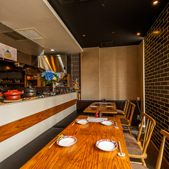 4名様用のテーブル席も2つご用意しております。