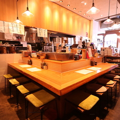 お二人での横並び利用もおすすめなカウンター席。肩を並べてお食事を楽しむことで、テーブル席とはまた違った親密な雰囲気をお楽しみいただけます。