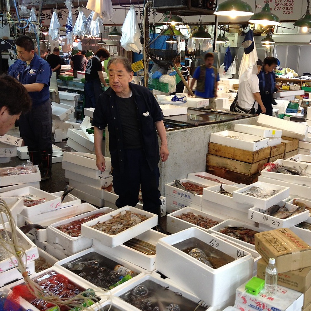 創業以来20年程かかさず続けてる市場の買付風景。沢山あるお店の中からその日一番の魚を仕入れてます