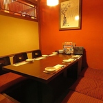 ゆったりとくつろげる掘りごたつタイプの個室お席も。お子様用椅子のご用意もございます。